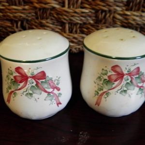 Corelle Callaway Holiday Salt & Pepper Shakers Lov